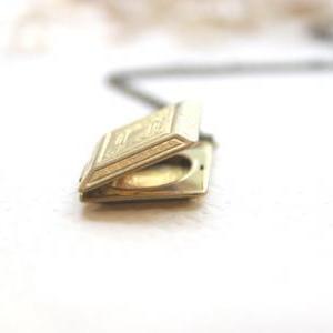 Vintage Locket Necklace // Golden Brass Locket //..